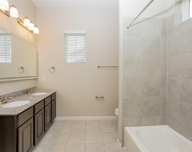 651 Lakeland Circle - Photo Thumbnail 6