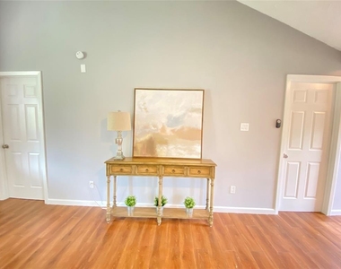 1011 Melford Avenue - Photo Thumbnail 3