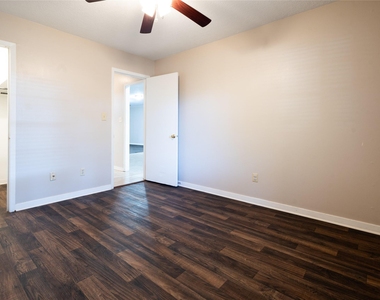 2728 Encino - Photo Thumbnail 10