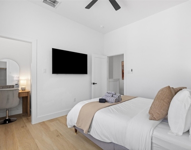 9019 Comal Street - Photo Thumbnail 22