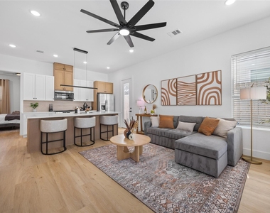 9019 Comal Street - Photo Thumbnail 5