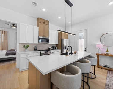 9019 Comal Street - Photo Thumbnail 6
