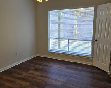 3535 Upfield Drive - Photo Thumbnail 23