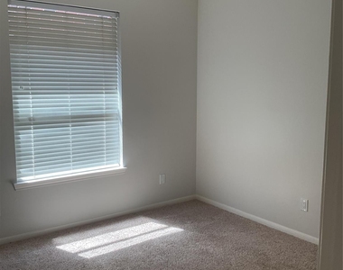 12110 Shadowpoint Drive - Photo Thumbnail 34
