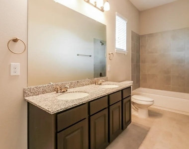 415 Lakeland Circle - Photo Thumbnail 7