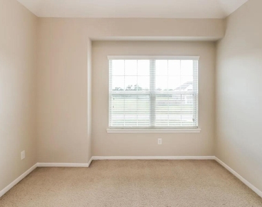 415 Lakeland Circle - Photo Thumbnail 9