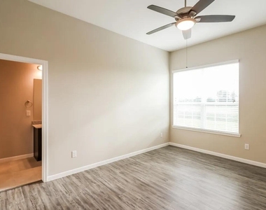 415 Lakeland Circle - Photo Thumbnail 6