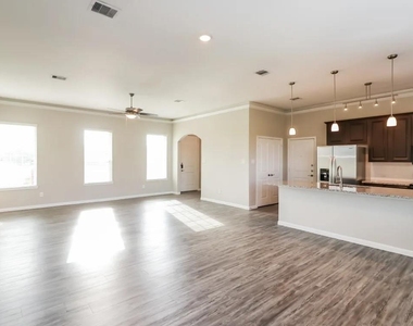 415 Lakeland Circle - Photo Thumbnail 2