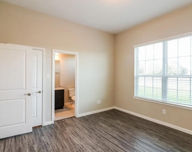 415 Lakeland Circle - Photo Thumbnail 8