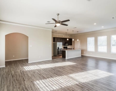 415 Lakeland Circle - Photo Thumbnail 3