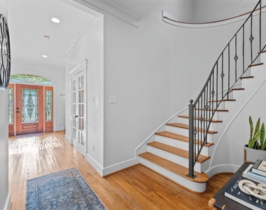 501 Columbia Street - Photo Thumbnail 10