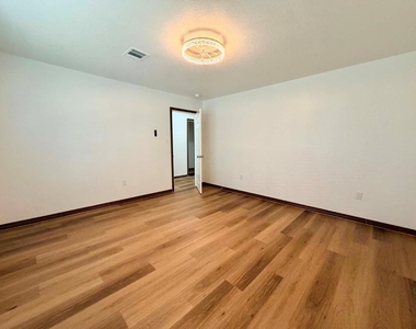 10715 Carvel Lane - Photo Thumbnail 22