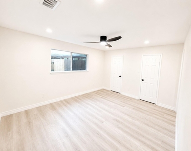 1815 Brumbelow Street - Photo Thumbnail 9