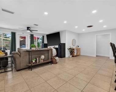 1667 N Dakota Avenue Ne - Photo Thumbnail 6
