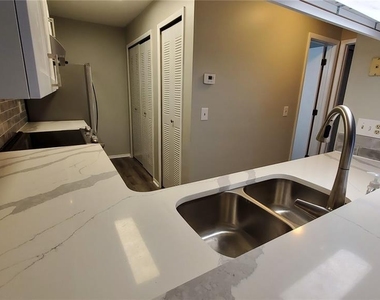 4858 S Semoran Boulevard - Photo Thumbnail 3