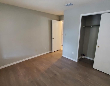 4858 S Semoran Boulevard - Photo Thumbnail 9