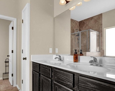 12776 Raul Mendiola Lane - Photo Thumbnail 4