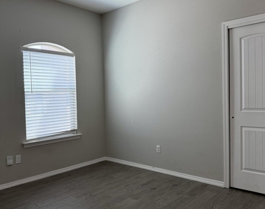 909 Malven Place - Photo Thumbnail 15