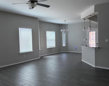 909 Malven Place - Photo Thumbnail 4