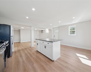 612 Hopkins St - Photo Thumbnail 2