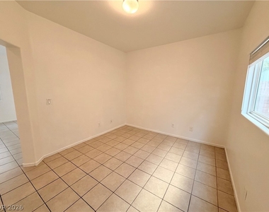 6212 W Cougar Avenue - Photo Thumbnail 10