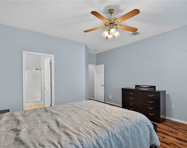2118 Desert Woods Drive - Photo Thumbnail 10