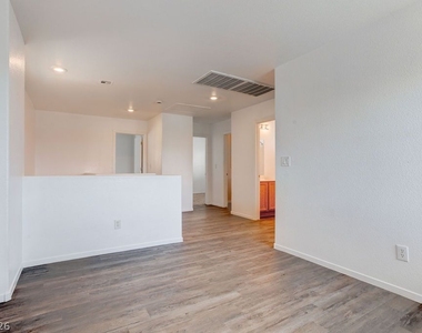 9548 Spring Blush Avenue - Photo Thumbnail 28