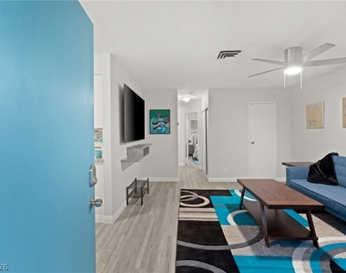 615 S 10th Street - Photo Thumbnail 2