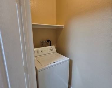 904 Domnus Lane - Photo Thumbnail 12