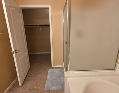 904 Domnus Lane - Photo Thumbnail 3