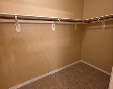 904 Domnus Lane - Photo Thumbnail 5