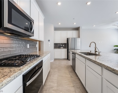 869 Greenspire Street - Photo Thumbnail 14