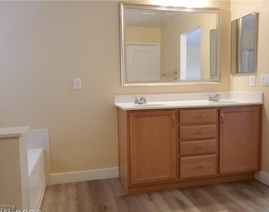 8775 Autumn Teal Avenue - Photo Thumbnail 16