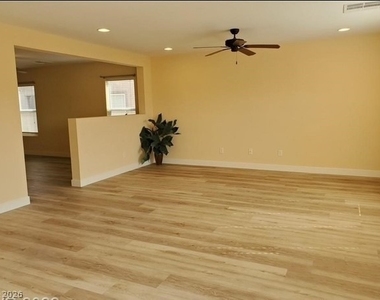 8775 Autumn Teal Avenue - Photo Thumbnail 4