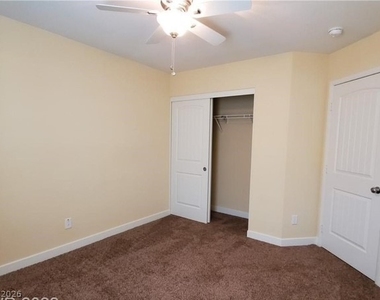 8775 Autumn Teal Avenue - Photo Thumbnail 21