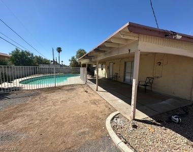 3322 S Pecos Road - Photo Thumbnail 14