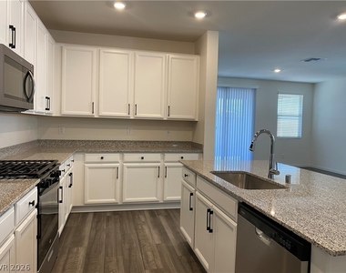 4231 Scarlet Cob Avenue - Photo Thumbnail 7
