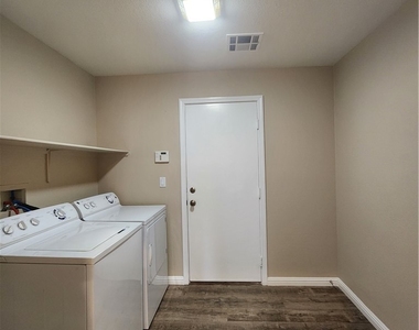 7748 Cascade Bluffs Court - Photo Thumbnail 38