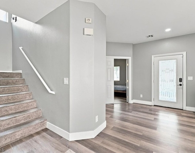 9466 Marshall Creek Street - Photo Thumbnail 6