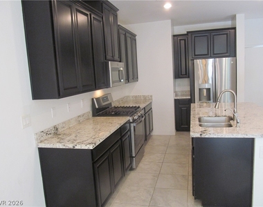 823 Grand Country Avenue - Photo Thumbnail 5