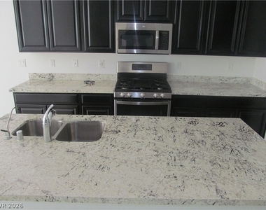 823 Grand Country Avenue - Photo Thumbnail 8