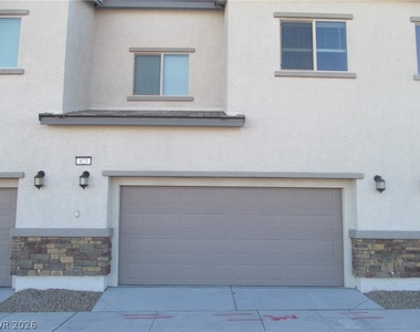 823 Grand Country Avenue - Photo Thumbnail 3