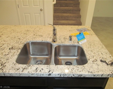 823 Grand Country Avenue - Photo Thumbnail 6
