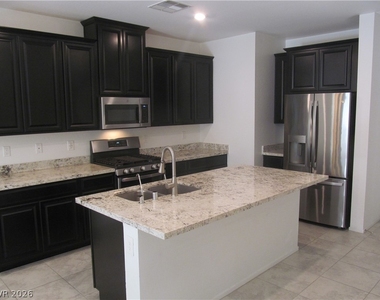 823 Grand Country Avenue - Photo Thumbnail 7