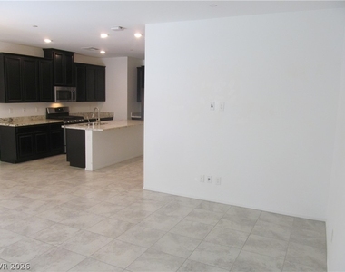 823 Grand Country Avenue - Photo Thumbnail 13