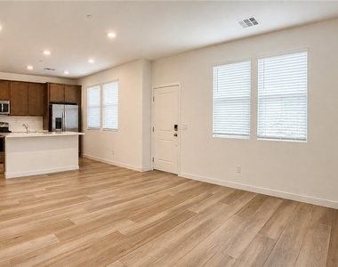 344 Vanda Court - Photo Thumbnail 4