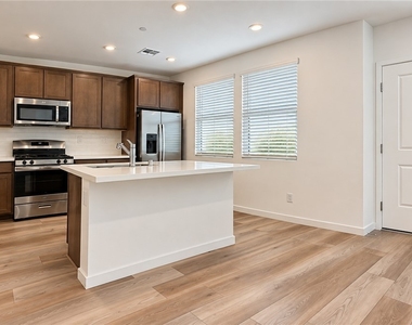 344 Vanda Court - Photo Thumbnail 5