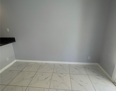 2832 Mill Point Drive - Photo Thumbnail 4