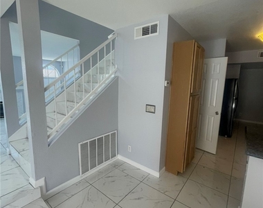 2832 Mill Point Drive - Photo Thumbnail 6