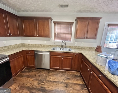 1154 Folkstone Drive - Photo Thumbnail 8